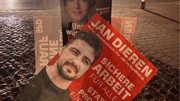 Wahlplakate von SPD und BWS liegen im Dreck