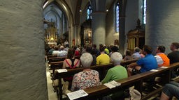 Pilger beten in der Wallfahrtskirche