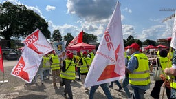 Menschen halten Plakate in den Händen