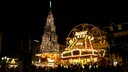 Ein leuchtender Weihnachtsbaum steht auf dem Bonner Münsterplatz (Symbolfoto)