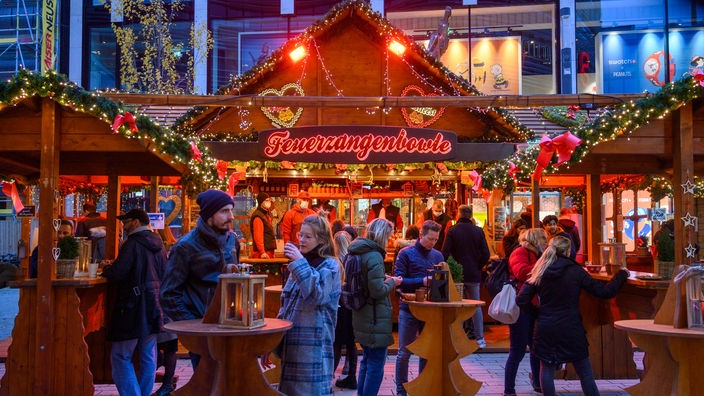 Der Düsseldorfer Weihnachtsmarkt öffnet: Hier ein Foto aus dem Jahr 2021. Es ist eine Hütte mit Feuerzangenbohle zu sehen.