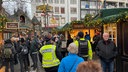 Nach den Vorfällen auf dem Weihnachtsmarkt in Köln läuft die Polizei in Uniform  über den Heumarkt