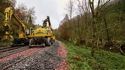 Wiederaufbau Eifelbahn - zwei Bagger arbeiten am Gleisbett