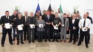 18 Menschen haben die Rettungsmedaille des Landes NRW für ihren Einsatz während der Flutkatastrophe verliehen bekommen.