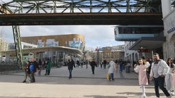 Menschen auf dem Bahnhofsplatz in Wuppertal