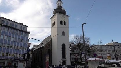 Eine Kirche in einer Innenstadt.