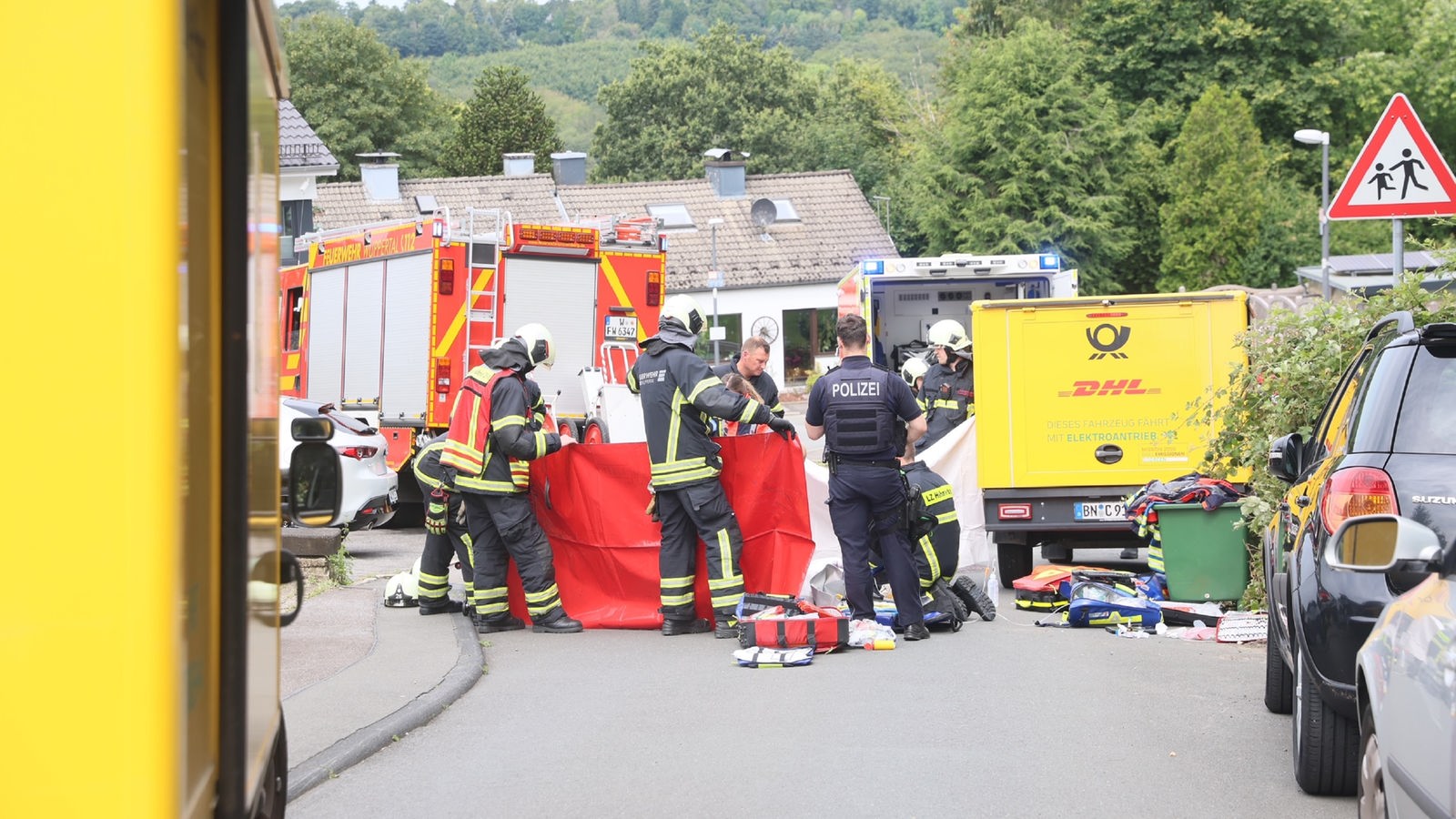 Wuppertal-Postbotin-nach-schwerem-Unfall-weiter-in-Lebensgefahr