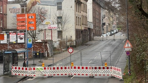 Ein Bild der Straßensperrung der Schönebecker Straße in Wuppertal 