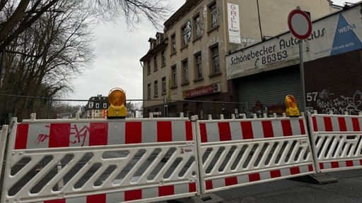Ein Bild der Straßensperrung der Schönebecker Straße in Wuppertal 