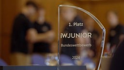 Der Pokal für den ersten Platz beim Bundeswettbewerb in Frankfurt