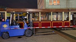 Kaiserwagen der Schwebebahn hängt am Kran in der Wuppertaler Innenstadt
