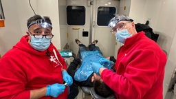 Der Bonner Zahnarzt Alexander Schafigh während einer Zahnbehandlung im Rettungswagen