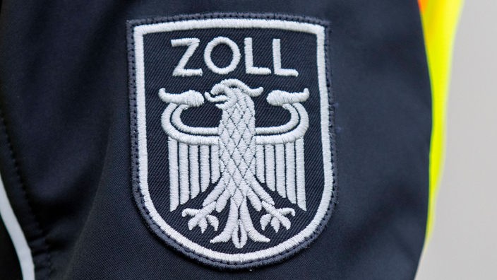 Logo des Zolls auf der neuen blauen Uniform