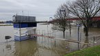 Der Rheinpegel in Duisburg-Ruhrort liegt bei 9,44 Metern. Der Hafenmeister kommt nur mit Baukonstruktion zu seinem Arbeitsplatz.