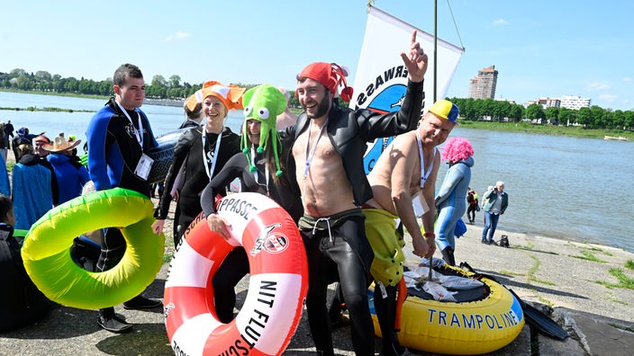 Mitglieder des Deutschen Unterwasserclubs (DUC) bereiten sich vor bei ihrer Traditionsveranstaltung im Rhein zu schwimmen.