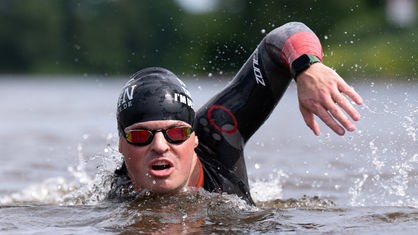 27.05.2022, Sachsen, Dresden: Joseph Heß schwimmt während einer Trainingseinheit in der Elbe.
