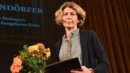 Bettina Rühl, Hörfunkkorrespondentin, nimmt bei der Verleihung des Robert Geisendörfer Preises ihre Auszeichnung entgegen. Rühl wurden mit dem Sonderpreis der Jury ausgezeichnet.