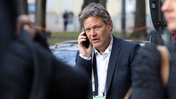 Bundeswirtschaftsminister Robert Habeck (Grüne) telefoniert mit einem Handy.