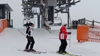 Zwei Männer fahren Ski im Postwiesenskigebiet Neuastenberg 