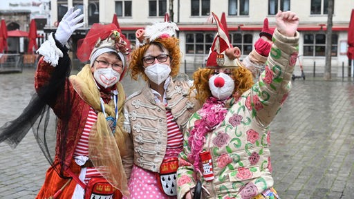 Rosenmontag in Corona-Zeiten: Drei jecke Damen in der Kölner City mit Masken