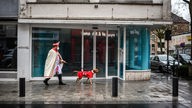 Rosenmontag in Köln in Corona-Zeiten: Jeck mit Hund, beide verkleidet