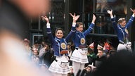 Funkenmariechen vorm Funkhaus beim Rosenmontagszug in Köln