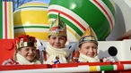 Drei Kinder in Karnevalskostümen 