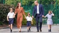 Prinz George, Prinzessin Charlotte und Prinz Louis, begleitet von ihren Eltern, dem Herzog und der Herzogin von Cambridge, kommen am Nachmittag zur Eingewöhnung in die Lambrook School in der Nähe von Ascot in Berkshire.