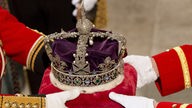  Die Staatskrone, die von Königin Elizabeth II. getragen wird, als sie ihre Rede während der Eröffnung des Parlaments im House of Lords in Westminster hält.