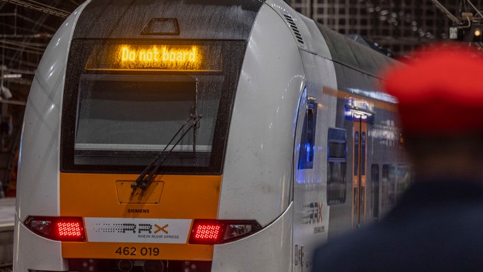 Ein RRX-Zug steht im Kölner Hauptbahnhof