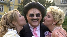 Rudolf Moshammer, geküsst von zwei Darstellerinnen der Serie "Verbotene Liebe"
