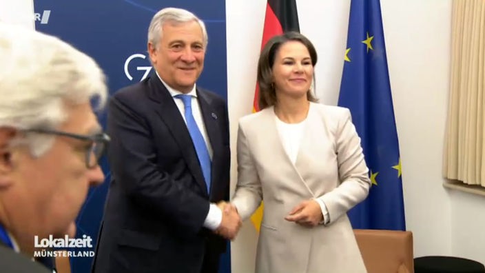 Italiens Außenminister Antonio Tajani und Annalena Baerbock schütteln Hände