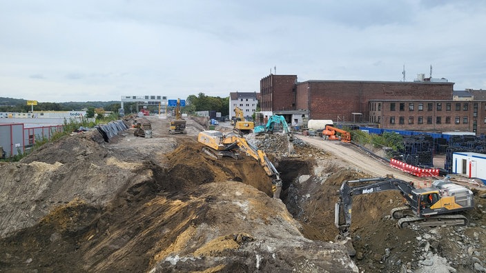 Bagger und viel Erdreich