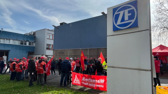 Arbeiter treffen sich vor dem ZF Werk in Gelsenkirchen zur Demo