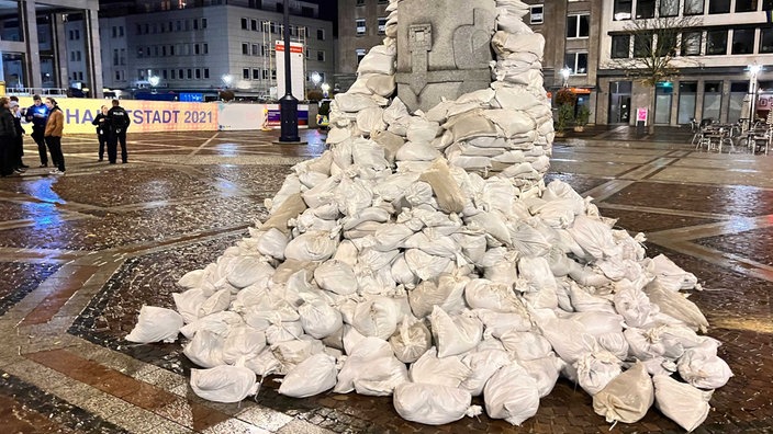 kaputte Kunstinstallation aus Sandsäcken an der Friedenssäule