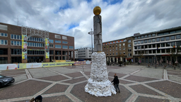 Kunstinstallation aus Sandsäcken an der Friedenssäule