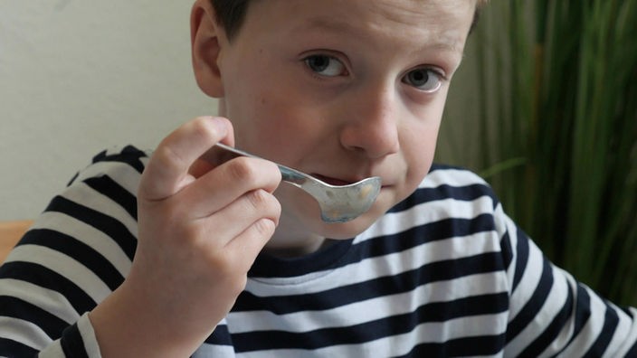 Junge isst Trinkjoghurt