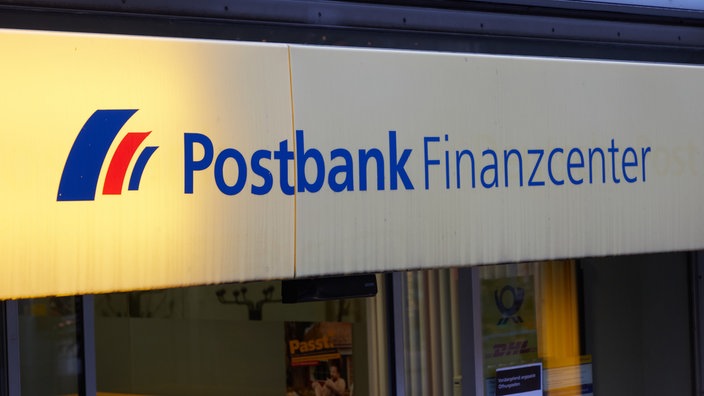 Banner eines Postbank-Finanzcenters