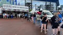 Taylor-Swift-Fans warten vor dem Fanshop vor der Schalker Arena