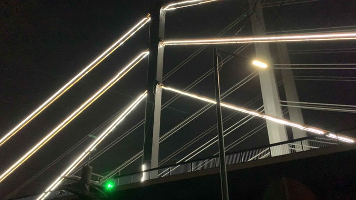 Hell beleuchtete Brücke bei Nacht