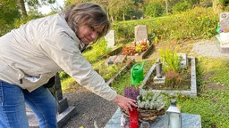 Cilly Funke vor Grab auf Friedhof