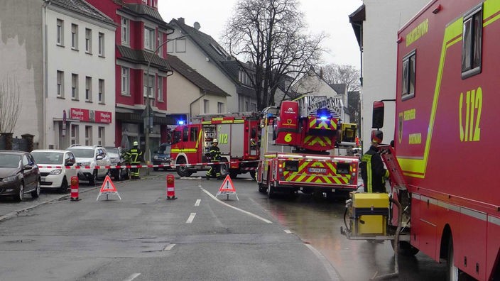 Feuerwehrleute haben eine Straße in Dortmund abgesperrt