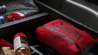 Roter Verbandskasten im Kofferraum eines Autos