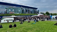 ACDC Fans sammeln sich vor dem Stadion in Gelsenkirchen zum Tourauftakt