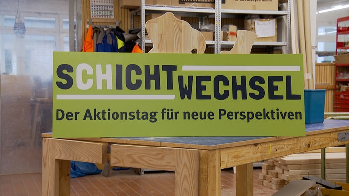 Ein Schild, auf dem "Schichtwechsel" steht