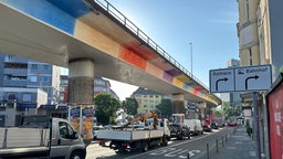 Unter der Hochbrücke staut sich der Verkehr in Hagen.