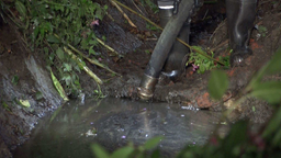 Das Bild zeigt den Süggelbach in Dortmund, der durch illegal entsorgtes Altöl verschmutzt worden ist.