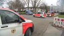 Rettungswagen und Einsatzwagen von Polizei und Feuerwehr stehen vor dem Dortmunder Berufskolleg.