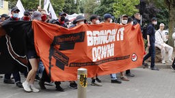Das Fronttransparent einer linken Demonstration gegen Neonazis mit der Aufschrift "Bringin it down"