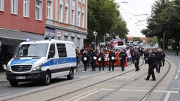 Die Polizei begleitet einen Demonstrationszug durch den Stadtteil Dorstfeld.